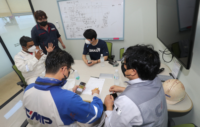 부산의 유력 조선기자재기업인 선보유니텍(주)이 5년간의 모색 끝에 그린 에너지 분야로 전환을 꾀한다. 선보유니텍 내부 업무 협의 모습. 강선배 기자 ksun@