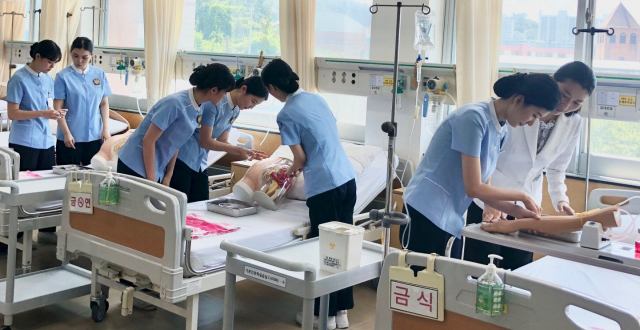 대동대는 내년부터 30명 정원의 치위생과를 운영하고 임상 현장을 재현한 시뮬레이션 실습실을 완비하는 등 보건의료 계열을 한층 더 강화했다. 대동대 간호학과 학생들의 실습 현장. 대동대 제공