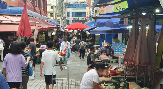 전 국민의 약 88%가 1인당 25만원씩 받는 코로나 상생 국민지원금(재난지원금) 지급 절차가 6일부터 시작된다. 대표적으로 전통시장, 동네 슈퍼마켓, 식당, 미용실, 약국, 안경점, 의류점, 학원, 병원, 프랜차이즈 가맹점(편의점, 빵집, 카페, 치킨집 등) 등에서 사용할 수 있다. 이재찬 기자 chan@
