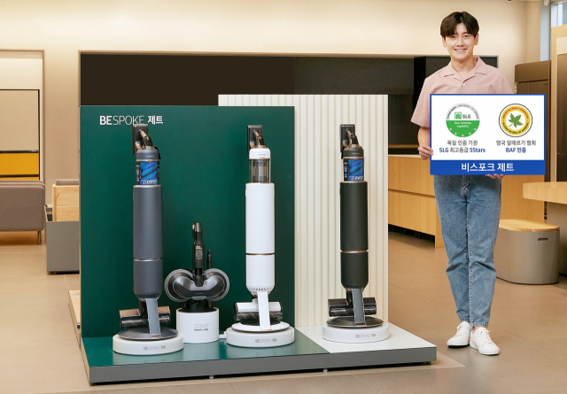 삼성전자 모델이 서울 논현동 삼성 디지털프라자 강남본점에서 미세먼지 배출 차단 최고 등급을 획득한 프리미엄 무선청소기 ‘비스포크 제트’를 소개하고 있다.삼성전자 제공