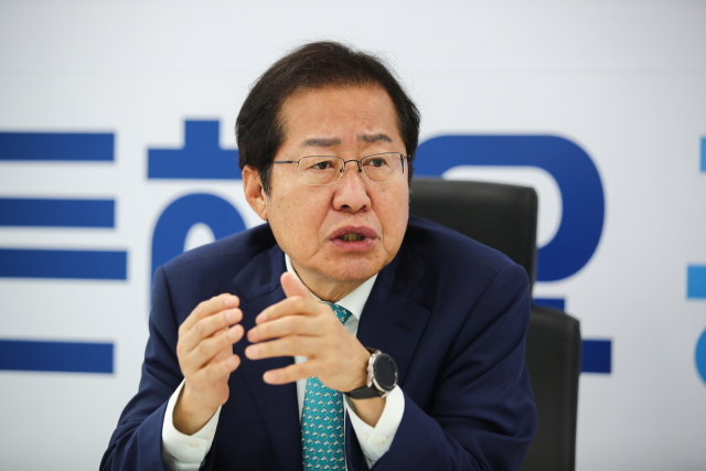 국민의힘 대권주자인 홍준표 의원이 31일 서울 여의도에 마련된 캠프에서 인터뷰 하고 있다. 김종호 기자 kimjh@