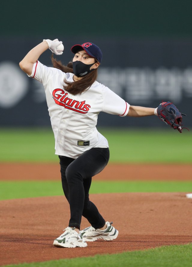 31일 사직구장에서 열린 롯데 자이언츠와 LG 트윈스의 경기, 경기 전 여자펜싱 금메달리스트 윤지수가 승리기원 시구를 하고 있다. 윤민호 프리랜서 yunmino@