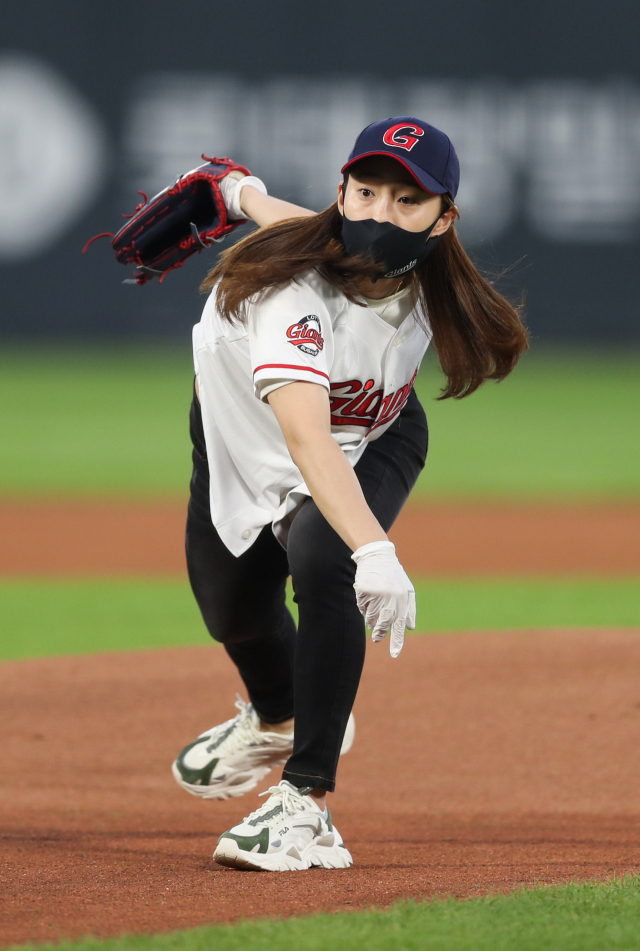 31일 사직구장에서 열린 롯데 자이언츠와 LG 트윈스의 경기, 경기 전 여자펜싱 금메달리스트 윤지수가 승리기원 시구를 하고 있다. 윤민호 프리랜서 yunmino@