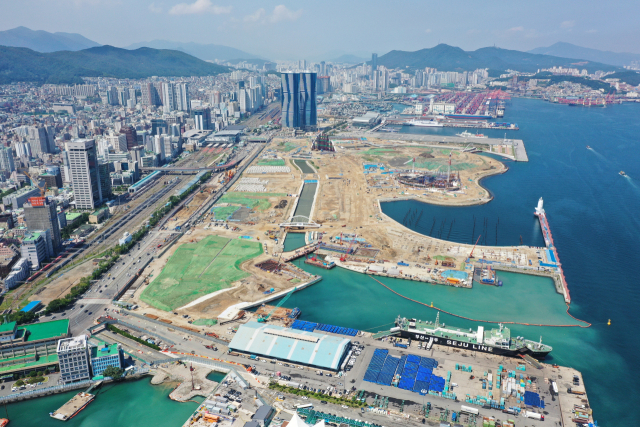 내년도 정부 예산안에 반영된 부산시 국비가 7조 9302억 원으로 역대 최대치를 기록했다. 지역 현안인 북항재개발 1단계 사업에도 4194억 원이 반영됐다. 부산일보DB