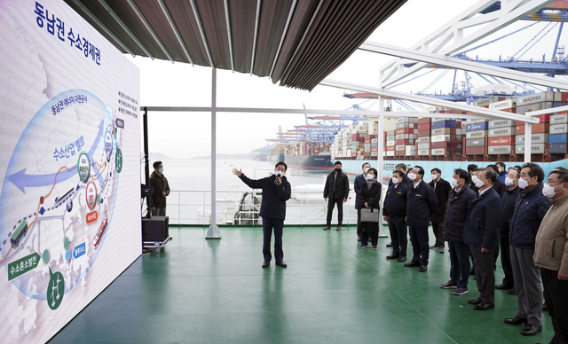 문재인 대통령이 지난 2월 25일 부산에서 열린 '동남권 메가시티 구축 전략 보고'에 참석, 동북아 스마트 물류 플랫폼 구축 등 경제공동체 방안을 포함한 '동남권 메가시티 비전' 보고를 받고 있는 모습. 부산일보DB