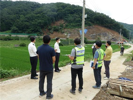 국토안전관리원과 국토관리사무소가 7,8월 경상·전라권지역 국도 비탈면에 대한 합동 안전점검을 실시했다. 국토안전관리원 제공