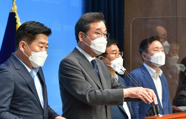 더불어민주당 대권주자인 이낙연 전 대표가 2일 서울 여의도 국회 소통관에서 국민의힘 대권주자인 윤석열 전 검찰총장을 규탄하는 기자회견을 하고 있다. 연합뉴스