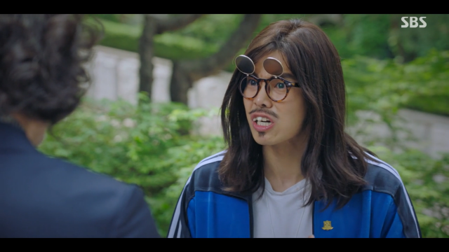 SBS 드라마 '펜트하우스' 극중 인물인 '구호동'은 교포 '로건 리'의 변장 상태다. 구호동은 촌스럽고 가난하고 억척스러운 체육선생님으로 묘사돼 경상도 사투리를 구사하는 반면 로건 리는 도시적인 외모를 가지고 돈이 많은 인물로 서울말을 쓴다. 사진은 구호동 모습. SBS 제공