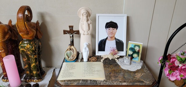 You-yeop's photo is in the living room of Jung's family. The small picture on the right is a photo of the You-yeop and his two brothers in their childhood. ⓒBUSANILBO