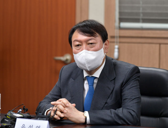 국민의힘 윤석열 대선 경선 예비후보가 3일 오전 서울 종로구 기독교회관에서 열린 한국교회 대표연합기관 및 평신도단체와 간담회에 참석, 인사말을 하고 있다. 연합뉴스