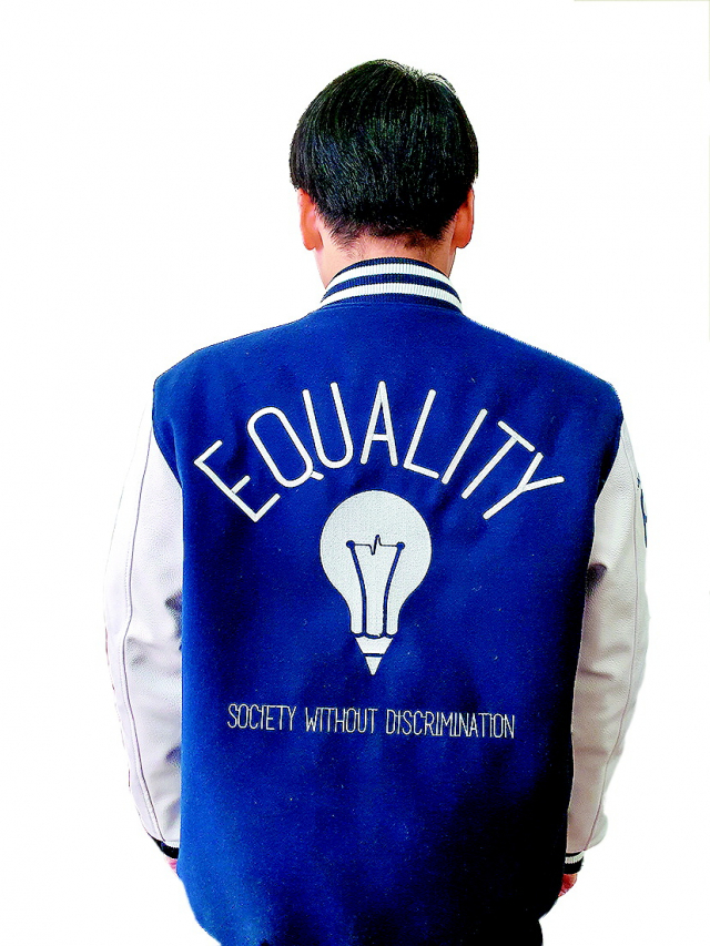 ‘학벌없는사회’ 황법량 상임활동가가 학벌 차별에 대항하는 ‘평등(equality) 과잠’을 입고 있다. 교복처럼 입고 다니는 ‘과잠’은 학벌 서열화를 부추긴다는 비판을 받고 있다. 부산일보DB