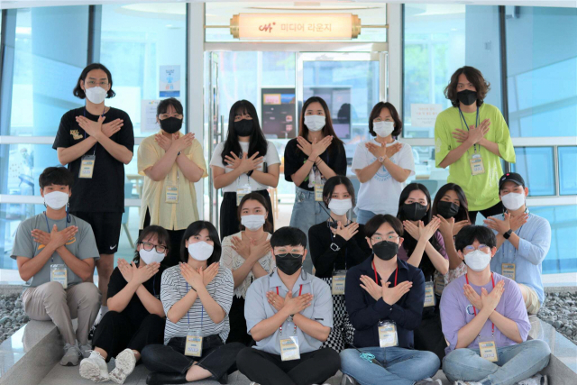 청년희망팩토리 강기훈(가운데) 이사장과 영남권 청년들의 의견을 수렴하는 청년 퍼실레이터가 모였다. 청년희망팩토리 제공