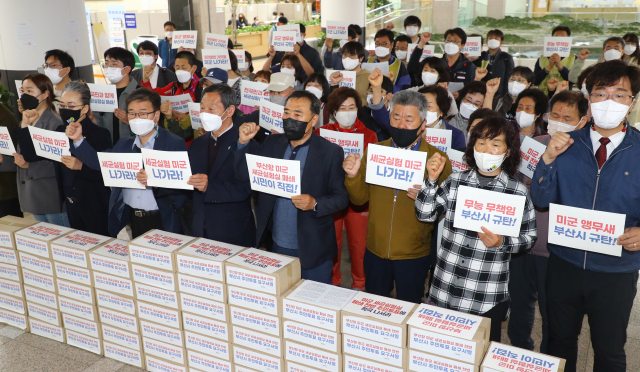 ‘부산항 미군 세균실험실 폐쇄 찬반 주민투표 추진위원회’가 올해 5월 박형준 시장과 면담 후 기자회견을 여는 모습. 부산일보DB