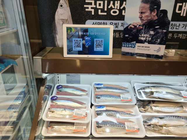 소비자들이 지속가능성에 대한 관심이 커지며 유통업계에서도 이에 대한 대책을 마련하고 있다. 홈플러스에 설치된 MSC 인증 수산물 매대. MSC 제공