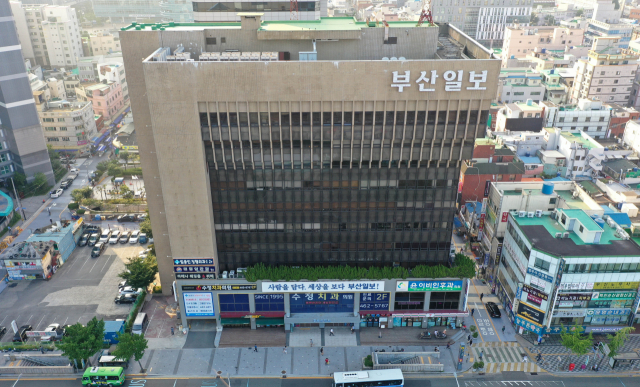 <부산일보>가 9월 10일로 창간 75주년을 맞았다. 팬데믹과 지방소멸이라는 '위기의 시대'를 맞아 <부산일보>는 창간 특집의 키워드로 '동행'을 뽑아 들었다. 부산일보 사옥 전경. 정종회 기자 jjh@