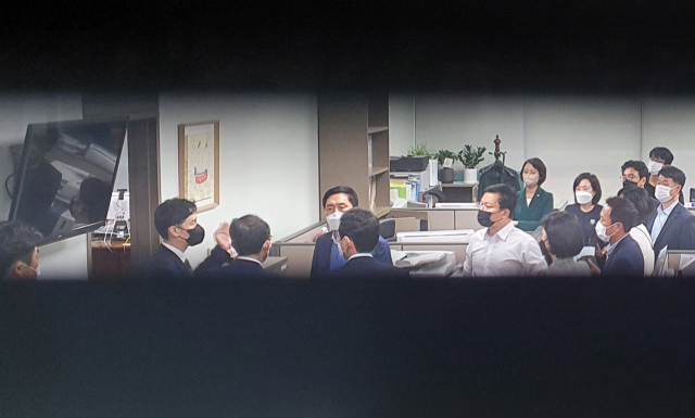 고위공직자비리수사처 수사관들이 10일 윤석열 전 검찰총장의 이른바 고발 사주 의혹과 관련, '키맨'으로 지목된 국민의힘 김 웅 의원의 국회 의원회관 사무실을 압수수색하자 국민의힘 김기현 원내대표(왼쪽 네번째) 등이 항의하고 있다. 연합뉴스