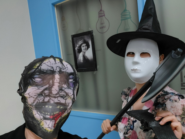 부산중앙도서관은 25일 오후 2시 도서관 4층 시청각실 등에서 지역 중·고등학생을 대상으로 ‘청소년을 위한 호러 카페’를 운영한다. 사진은 호러 캐릭터로 분장한 모습. 부산중앙도서관 제공