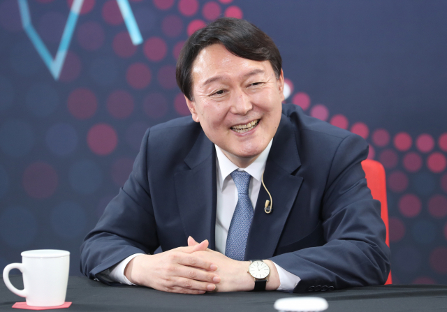 국민의힘 윤석열 대선 경선 예비후보가 12일 서울 여의도 중앙당사에서 경선 예비후보 12명을 대상으로 진행된 유튜브 라이브 방송 '올데이 라방'에 출연하고 있다. 연합뉴스