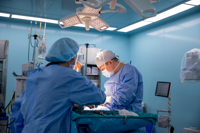 건강만세365병원 강성식 원장은 ‘연구하는 병원’을 모토로 내걸고 부작용 없는 치료와 근거 있는 치료를 지향하고 있다. 건강만세365병원 제공