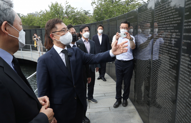 최재형 전 감사원장이 13일 부산 유엔기념공원 묘역을 둘러보고 있다. 정대현 기자 jhyun@