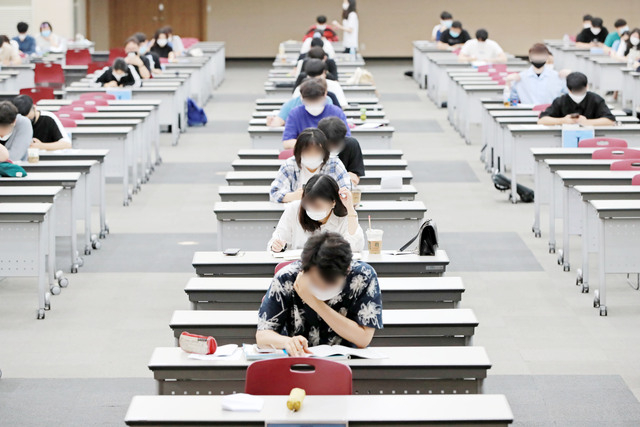 지난해 7월 부산 벡스코에서 열린 부산교통공사 채용 필기시험의 모습. 부산일보 DB