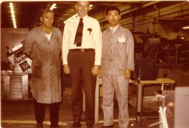 미국 콜트사에서 연수할 때의 강흥림 씨. 작업복의 기름때가 거룩하다.