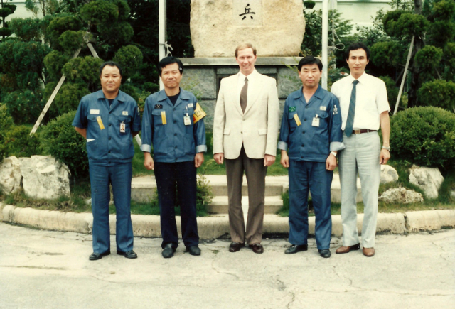 방산공장을 찾은 외국 기술자.