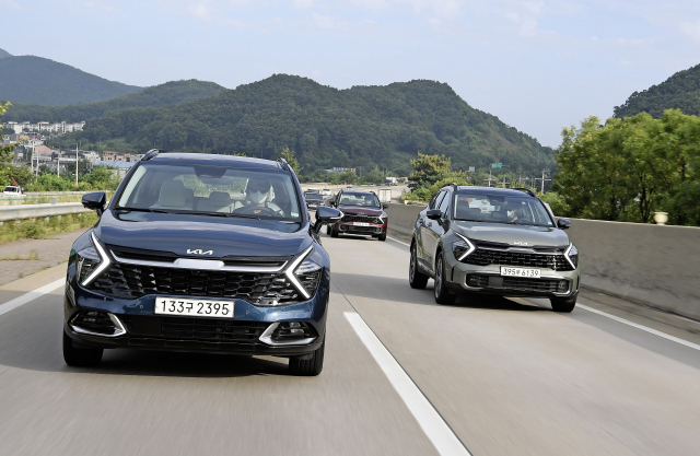 올 7월 출시된 기아의 5세대 ‘스포티지’가 판매 2개월 만에 준중형 SUV 1위에 올랐다. 신형 스포티지 주행 모습. 기아 제공