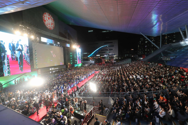 오는 10월 6일 개막하는 제26회 부산국제영화제는 팬데믹 시대 이전의 규모를 회복할 것으로 전망된다. 2019년 열린 제24회 부산국제영화제 개막식. 김경현 기자 view@
