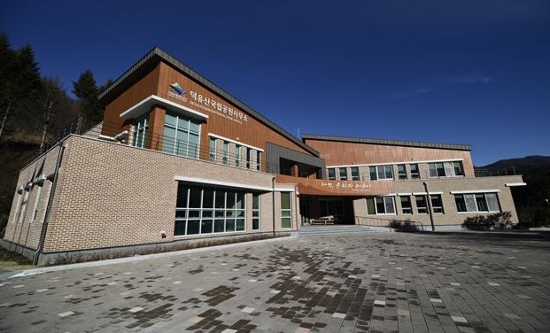 덕유산 국립공원사무소가 투명 페트병(K-PET)을 수거해 탄소중립 실천을 생활화하고 있다. 부산일보 DB