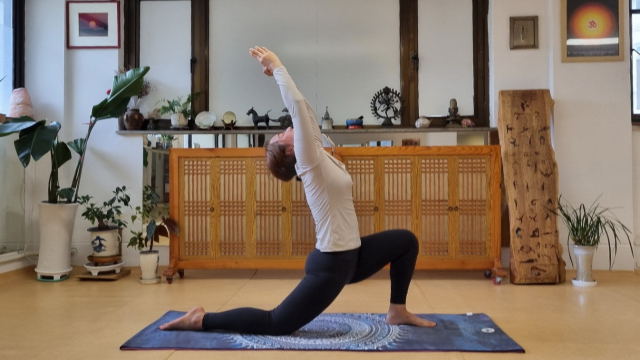 달빛 자세는 근골격계를 강하고 유연하게 해주고 여성의 비뇨기계 질환 등에 도움이 된다. 폐 기능을 활성화하고, 가슴을 열어주고 풀어주는 효과가 있다. 시연 최현미.