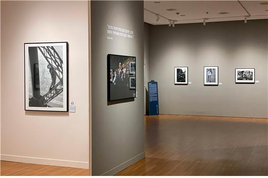 '매그넘 인 파리' 전시장 전경. 부산문화회관 제공