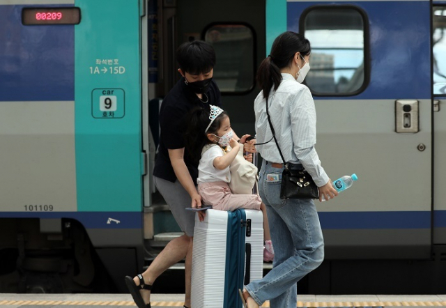 한국철도공사(코레일)가 올해 추석 승차권을 8월 16일부터 18일까지 사흘간 예매한다고 4일 밝혔다. 사진은 지난해 추석 연휴를 앞두고 서울역에서 한 가족이 고향으로 가는 기차에 탑승하기 위해 이동하고 있다. 부산일보 DB