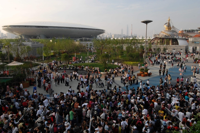 2010년 상하이엑스포 전시장에 몰린 관람 인파. 어지간한 나라의 전시관에 들어가려면 1시간 이상 줄을 서야 했다. 부산일보DB