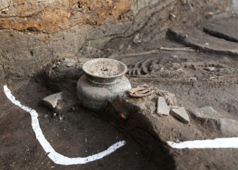경주 월성에서 나온 성인 여성 인골과 토기. 연합뉴스