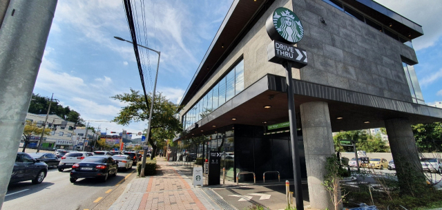 수천억 원대 특혜 의혹에 휩싸인 화천대유자산관리의 자회사 격인 천화동인 7호 법인은 2019년 9월 부산 기장군 청강리의 부지를 구입해 스타벅스 매장을 운영하고 있는 것으로 확인됐다. 김한수 기자 hangang@