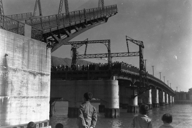 작품 ‘부산대교’(부산, 1950). 임응식사진아카이브 제공