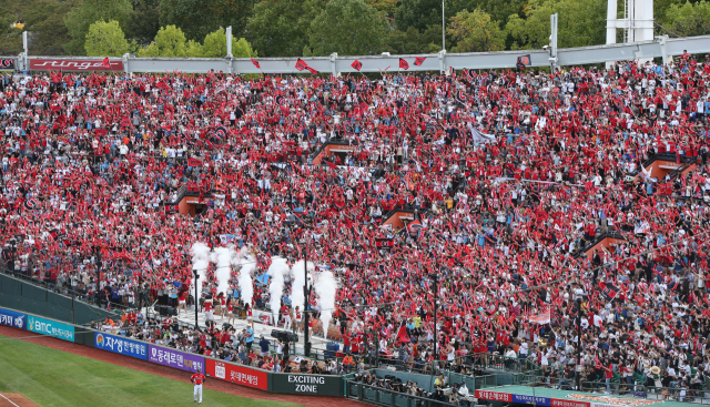 로이스터 감독과 함께했던 3년. 사직야구장은 팬들로 가득찼다. 부산일보 DB