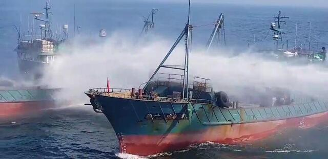 불법 중국어선을 소화포로 퇴거하는 해경. 중국과의 공동자원 관리는 지속가능한 바다를 위한 숙제다. 연합뉴스