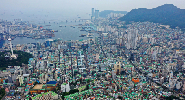 부산 지역의 '인구 소멸 위험 지역'으로 꼽히는 중·서·영도구 등 원도심 일대 전경. 부산일보DB