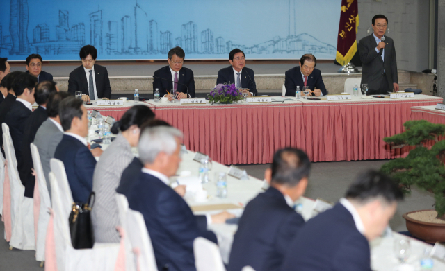 지난해 5월 6일 열린 ‘부산시·부산상공회의소 경제 현안 간담회’에서 상공인들이 지역 경제 침체에 따른 애로·건의 사항을 발표하고 있다. 부산일보DB