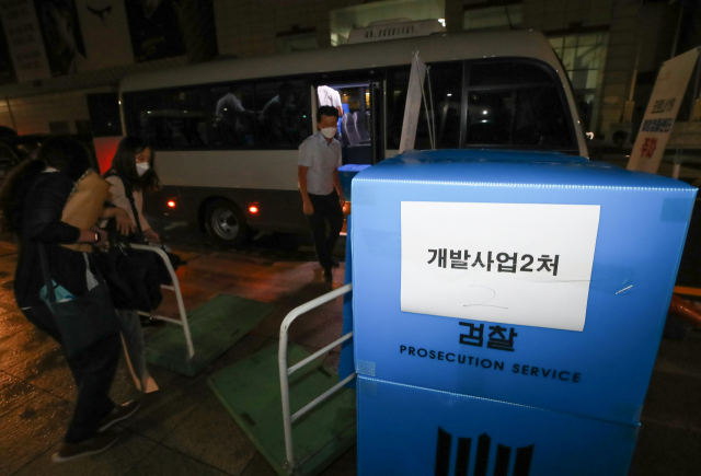 서울중앙지검 대장동 개발사업 의혹 사건 전담팀 관계자들이 29일 오후 경기도 성남도시개발공사 개발사업2처에 대한 압수수색을 마친 뒤 압수품들을 차량에 싣고 있다. 검찰은 이날 화천대유와 성남도시개발공사, 천화동인 4호 실소유주로 알려진 남욱 변호사의 청담동 소재 회사 등에 대해 압수수색을 실시했다. 연합뉴스