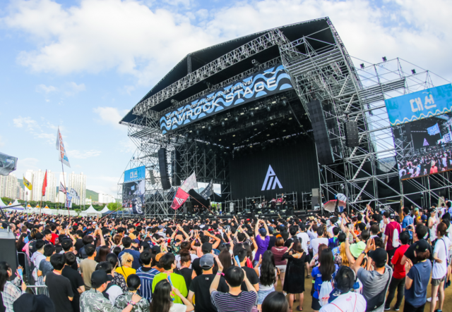 코로나로 올해 부산국제록페스티벌은 온오프라인을 병행해서 진행된다. 사진은 코로나 이전에 진행된 축제 모습. 부산문화관광축제조직위 제공