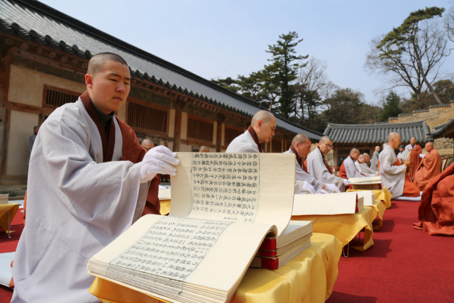7일에는 대장경 인경본 포쇄를 실시한다. 해인사 제공