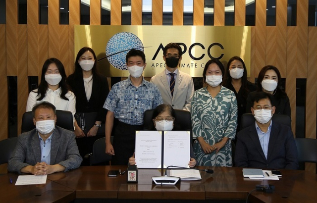 APEC기후센터와 유엔환경계획사무국(UNEP)간의 ‘태평양 5개 도서국가 기후정보·지식 서비스 강화 사업의 참여·추진을 위한 사업실시 협약’ 체결 후 APEC기후센터 협약식 참석자들이 기념 촬영을 하고 있다. 앞줄 가운데가 권원태 APEC기후센터 원장. APEC기후센터 제공