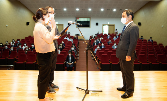 한국지능정보사회진흥원(NIA)은 5일 대구본원에서 '탄소중립·에너지절약 실천 서명 및 결의대회'를 개최했다. 직원대표가 탄소중립·에너지절약 실천 서약서를 선포하고 있다. 왼쪽부터 글로벌아카데미 양현수 팀장, 안전관리팀 장영림 선임, NIA 문용식 원장. NIA 제공