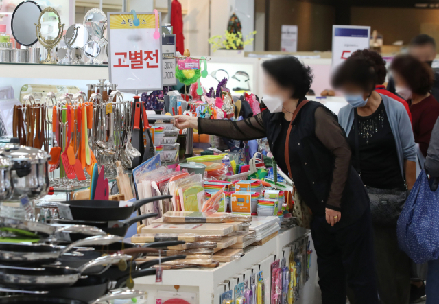 5일 서울 동작구 태평백화점을 찾은 시민들이 백화점 영업 중단을 앞두고 할인 판매되는 제품들을 살펴보고 있다. 백화점업계에 따르면 태평백화점은 이달 말 영업을 중단하기로 하고 매장 정리 작업을 진행 중이다. 연합뉴스