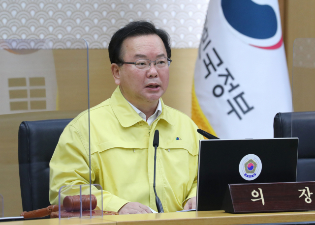 김부겸 국무총리가 6일 오전 세종시 정부세종청사에서 서울과 영상으로 연결해 열린 국무회의를 주재하며 발언하고 있다. 연합뉴스