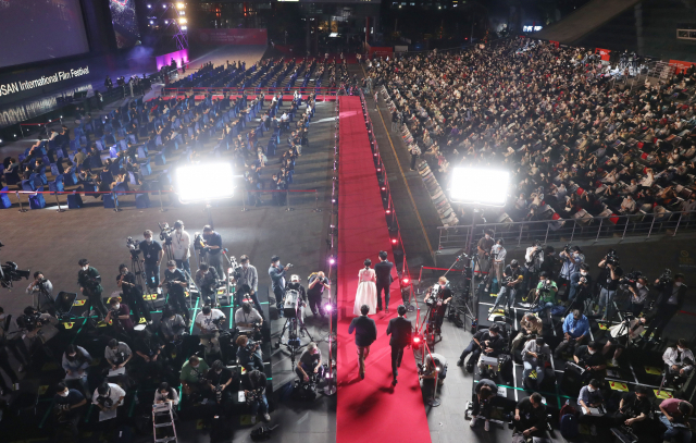 제26회 부산국제영화제(BIFF) 개막식이 6일 부산 해운대 영화의전당에서 열려 배우들이 레드카펫을 밝고 입장하고 있다. 정대현 기자 jhyun@
