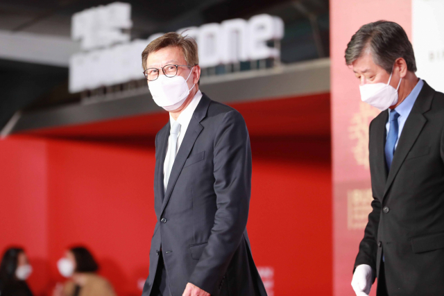 제26회 부산국제영화제 개막일인 6일 오후 박형준 부산시장이 개막식이 열리는 부산 해운대구 영화의전당으로 들어오고 있다. 김경현 기자 view@